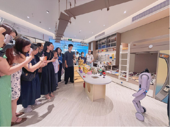 尚品宅配与上纬新材启元机器人成立合资公司	，全球首个“机器人友好家	”实景店态同步落地
